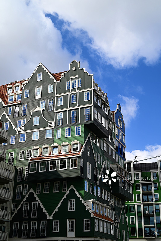 荷兰扎恩达姆的传统荷兰建筑与蓝天相映成趣图片素材