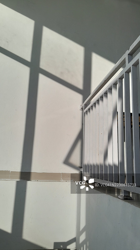 阳光在楼梯栏杆上投射阴影图片素材