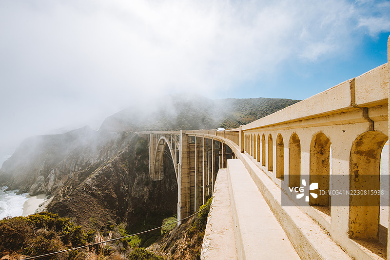 美国大苏尔的比克斯比溪桥雾蒙蒙的早晨图片素材