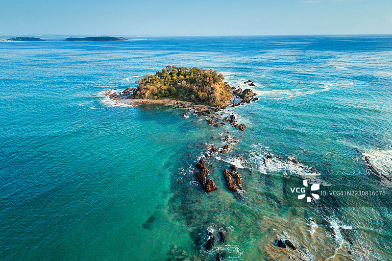 俯瞰被碧绿色海洋环绕的岩石岛屿，圣露西港，美国图片素材