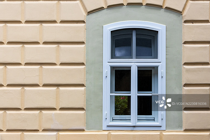优雅的窗户在米色砖墙上，埃格尔，匈牙利图片素材