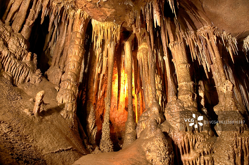 洞穴中的壮丽钟乳石和石笋图片素材