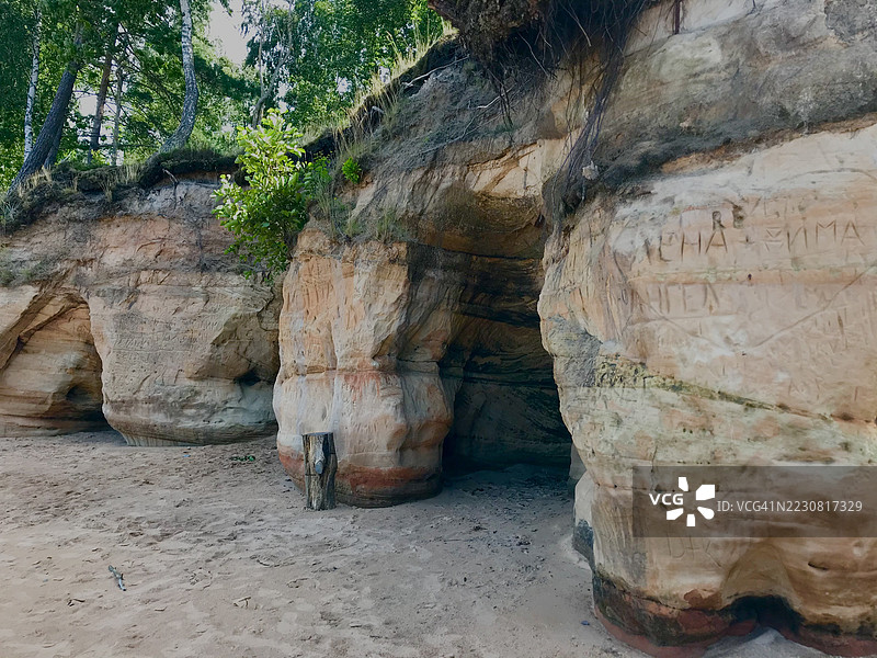 波罗的海海滩上的砂岩洞穴图片素材