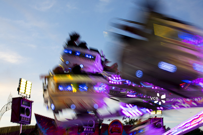 游乐场的游乐设施在移动中图片素材