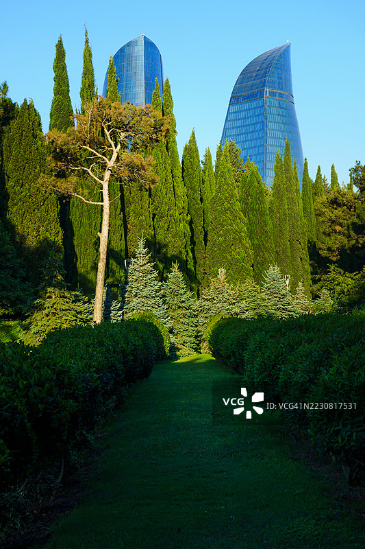 巴库的火焰塔高耸于郁郁葱葱的绿地上，阿塞拜疆，巴库图片素材