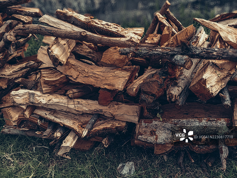 草地上的一堆切割木材图片素材
