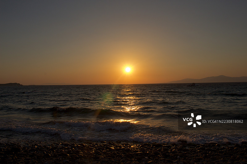 希腊海洋地平线上的宁静日落图片素材
