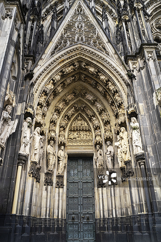 科隆著名哥特式大教堂的尖拱、肋拱和飞扶壁的建筑细节。德国科隆图片素材