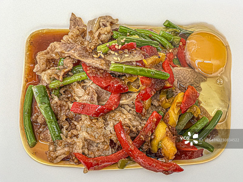 牛肉蔬菜炒菜配生蛋黄图片素材