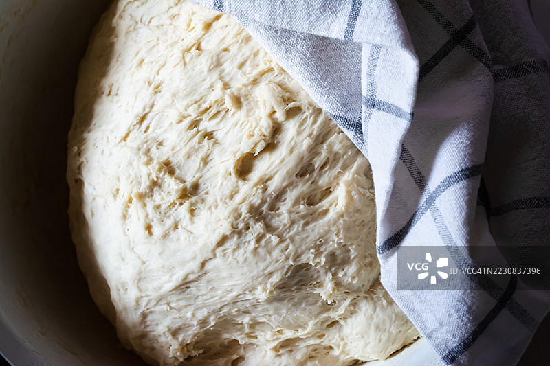 新鲜生面团，用于制作自制面包、比萨、糕点和其他烘焙食品，无需揉面的面包。图片素材