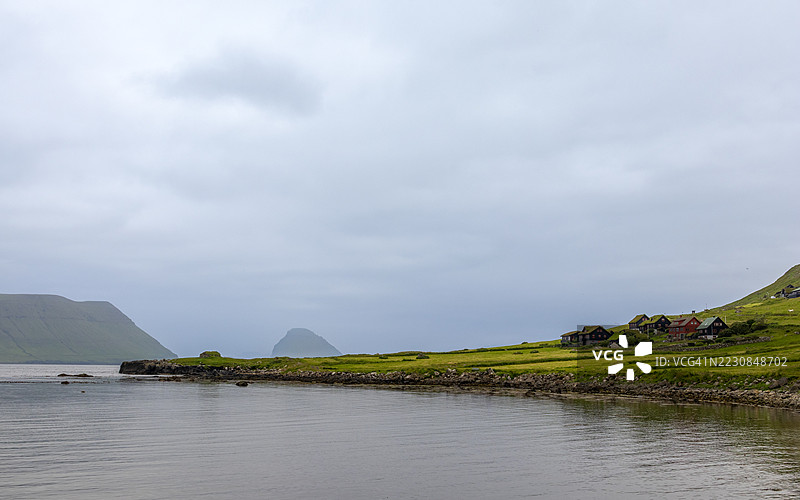法罗群岛基尔库布尔的传统房屋和科尔图尔景观图片素材