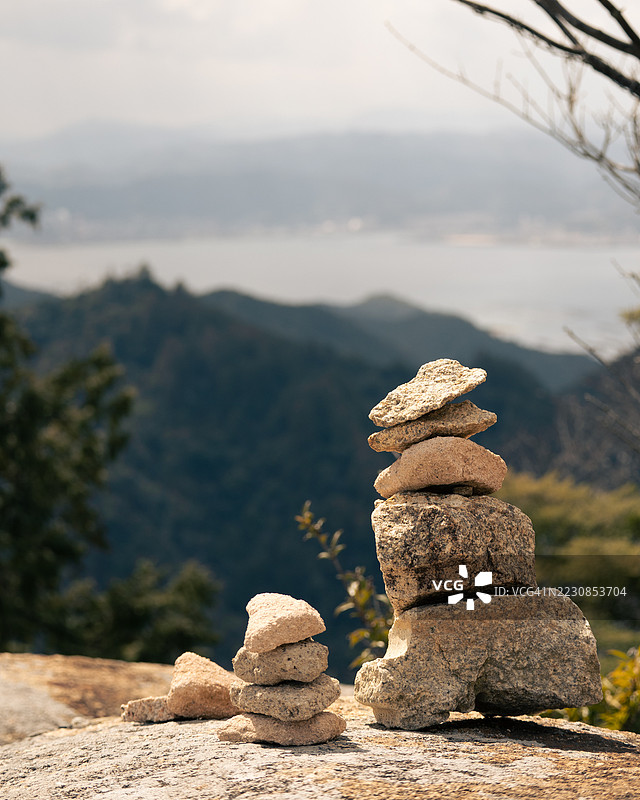 山上叠放的岩石俯瞰风景如画的景观，广岛县八塚市，日本图片素材