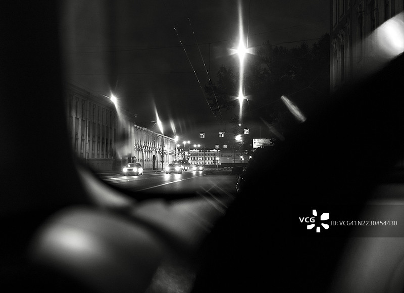 透过汽车车窗看到的夜间城市街道景象图片素材