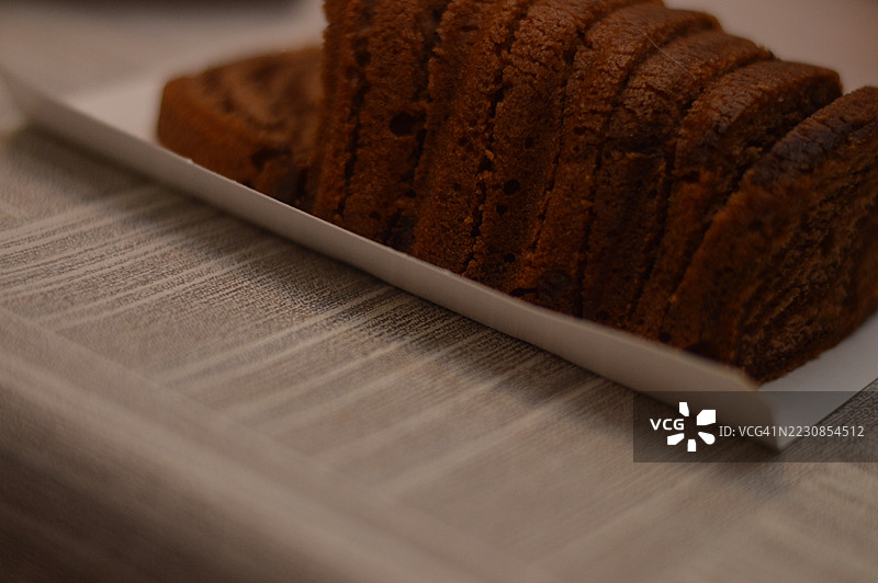 切片巧克力面包放在木桌上图片素材