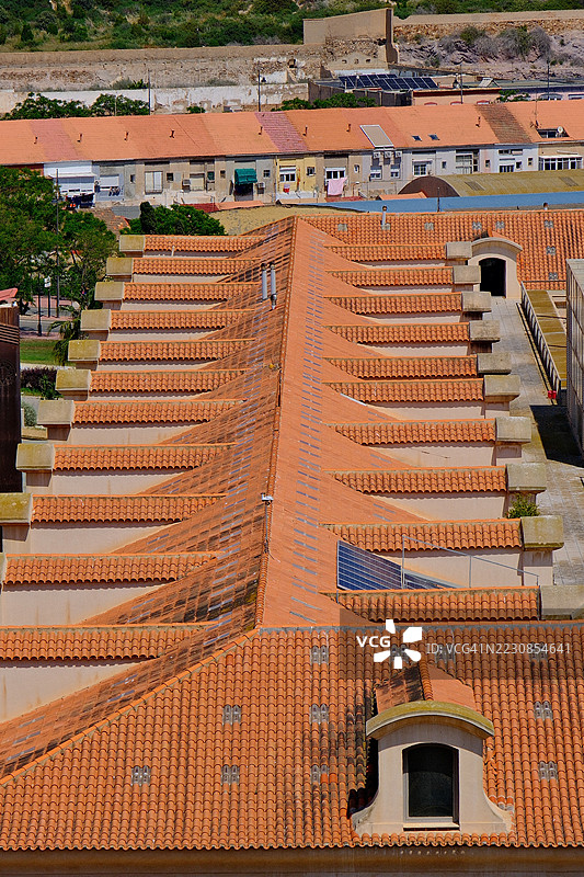 城市环境中高角度俯瞰的卡塔赫纳西班牙陶土屋顶图片素材