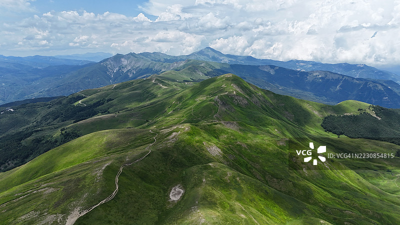 意大利皮耶韦佩拉戈下的壮丽山脉风景与多云天空图片素材