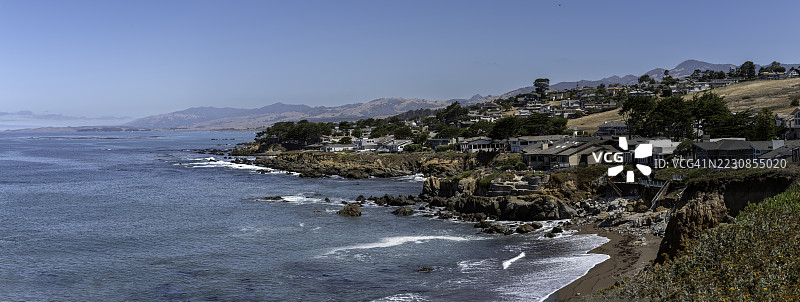 俯瞰海洋的海滨小镇，天气晴朗，卡姆布里亚，美国图片素材