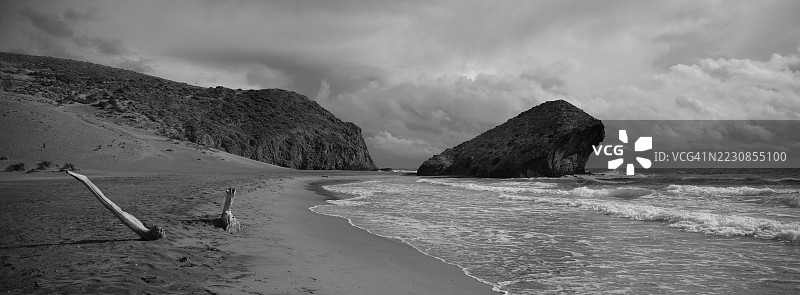 戏剧性的黑白海滩风景与岩石突出部图片素材