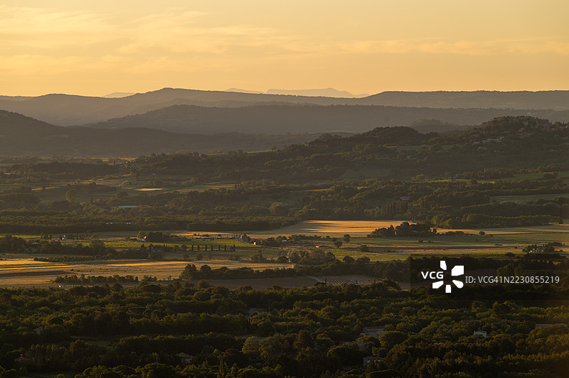 法国戈尔德斯的起伏山丘和田野上的日落图片素材