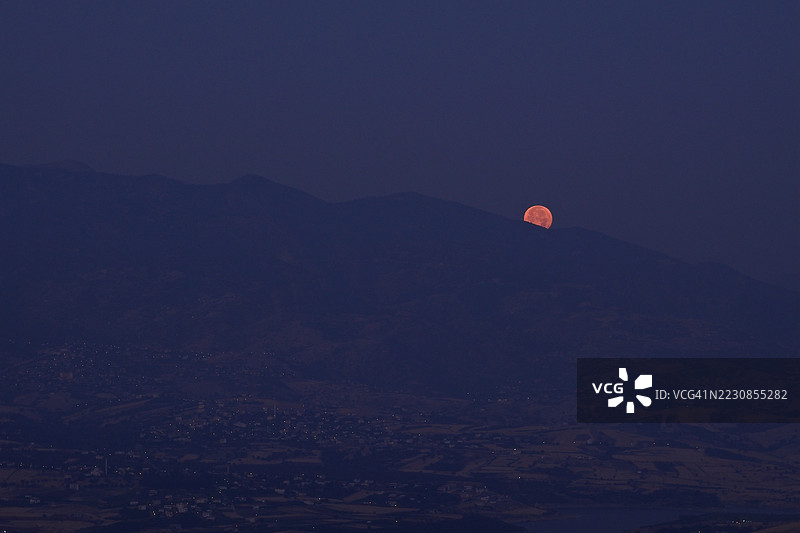 夜晚土耳其山脉轮廓上升起的满月图片素材