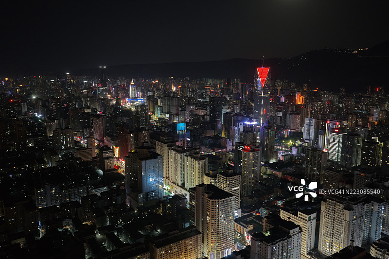 夜晚灯光璀璨的城市景观，兰州，中国图片素材