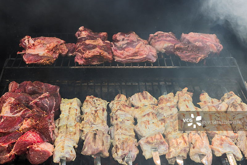 烧烤架上的烤肉和串烧图片素材
