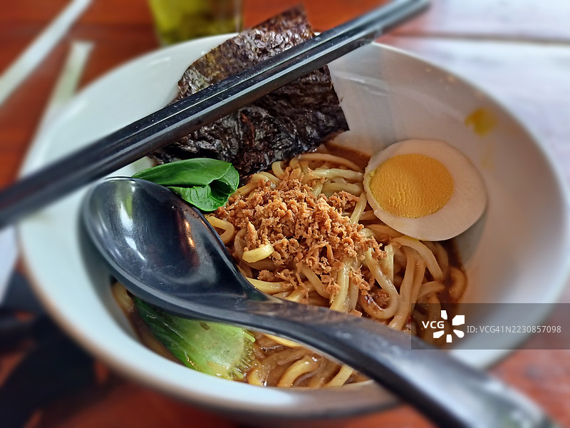 碗中盛着鸡蛋和海苔的拉面特写图片素材