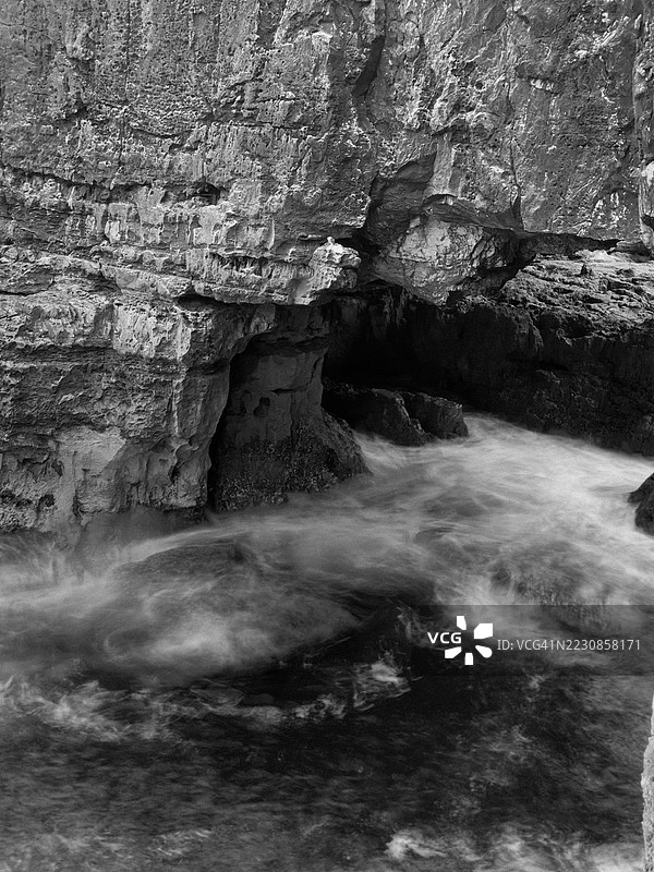 黑白视角的水流穿过岩石峡谷图片素材