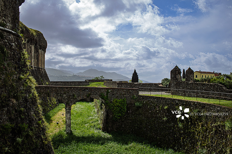 意大利萨尔扎纳的古代遗址在戏剧性的多云天空下图片素材