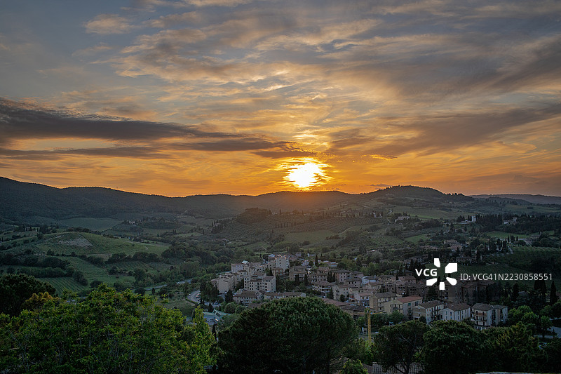 意大利卡斯特尔努沃的托斯卡纳风景日落图片素材