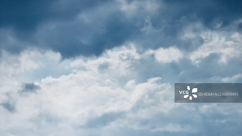 蓝天中的戏剧性云彩图片素材