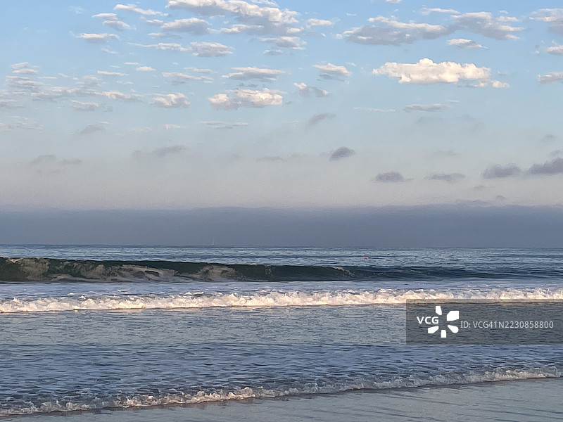 阴云密布下宁静的海浪图片素材