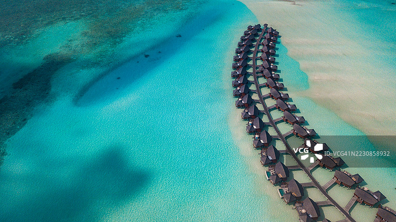 碧蓝海洋中的水上别墅鸟瞰图图片素材