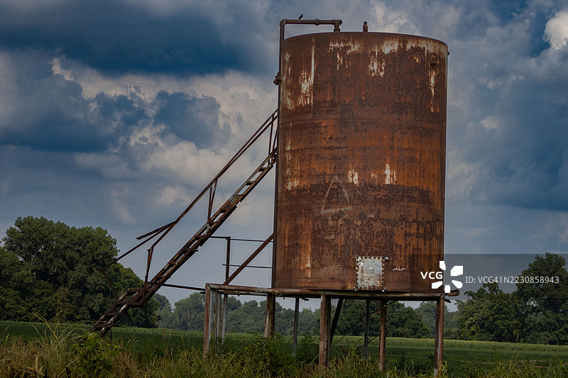 乡村风景中的生锈水塔图片素材