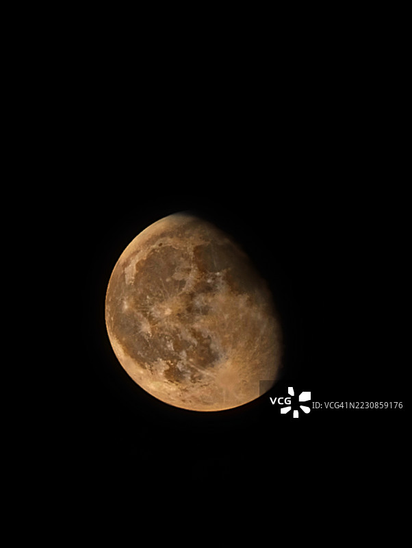 黑夜天空中月亮的特写图片素材