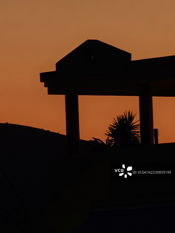 西班牙瓦伦西亚日落天空下的建筑和植物剪影图片素材