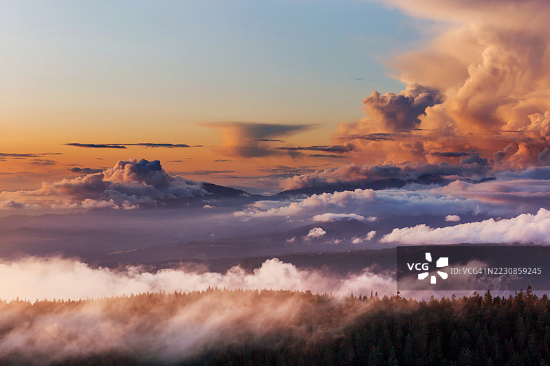 日落时分，森林覆盖的山脉上空的戏剧性云彩，塞内卡，美国图片素材