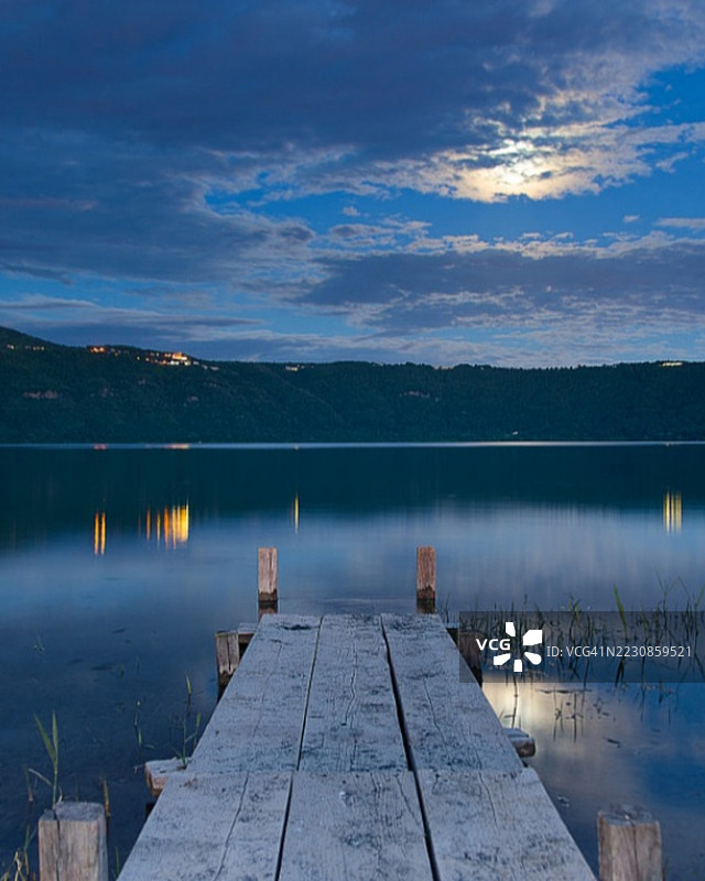 黄昏时分宁静的湖景与木栈道图片素材