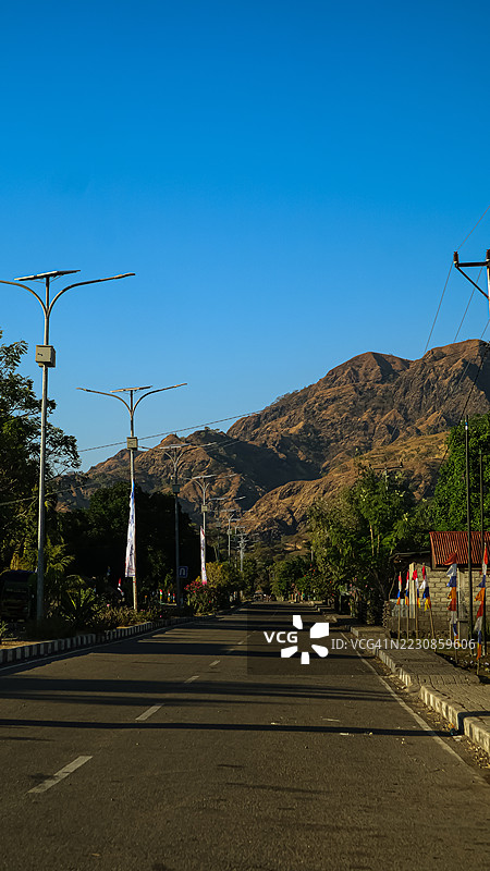 晴朗蓝天下的风景山路图片素材