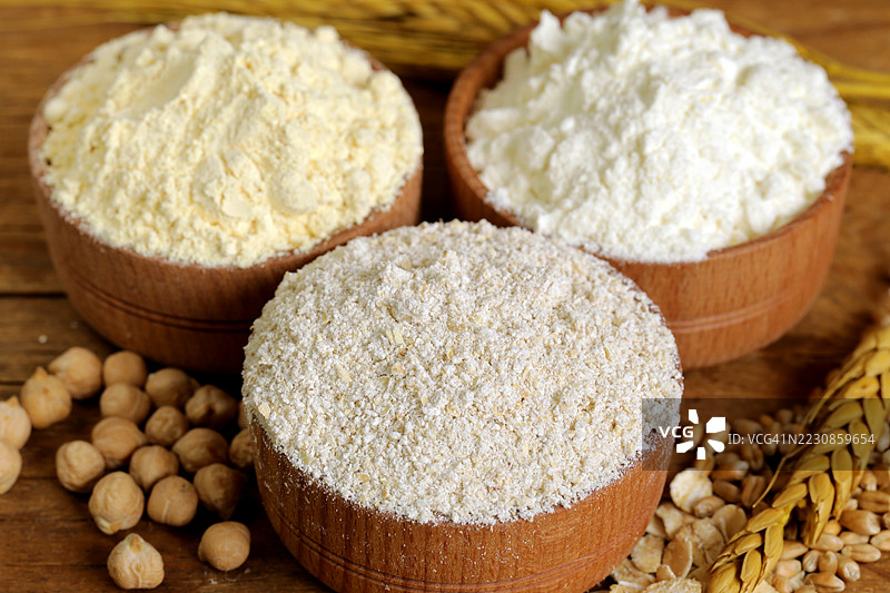 各种面粉在乡村风格的桌子上的木碗中图片素材