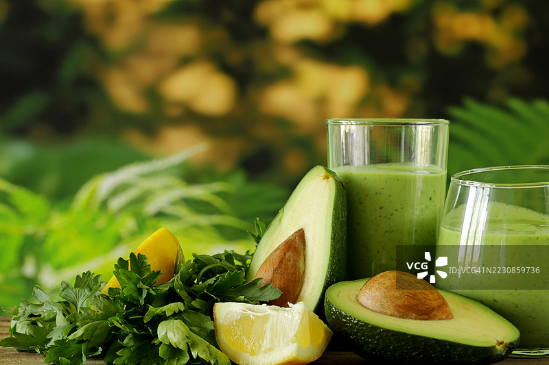 新鲜的鳄梨柠檬绿色冰沙放在木桌上图片素材