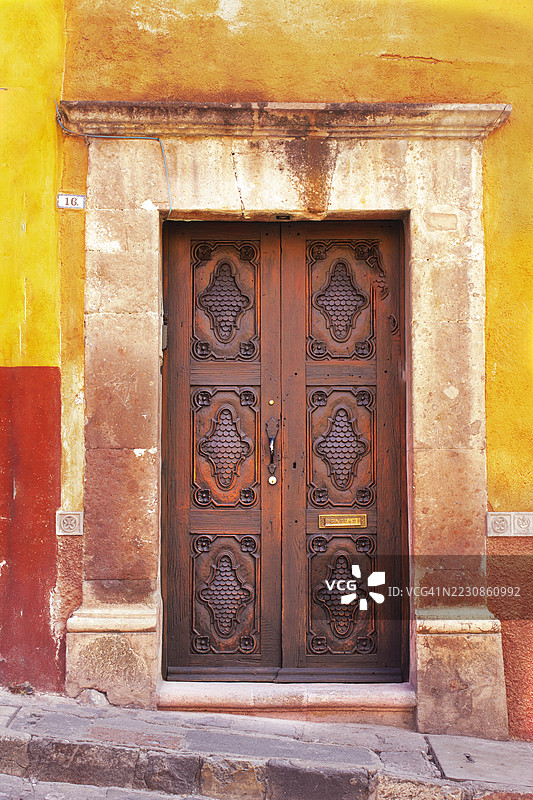 圣米格尔德阿连德的殖民风格木门图片素材