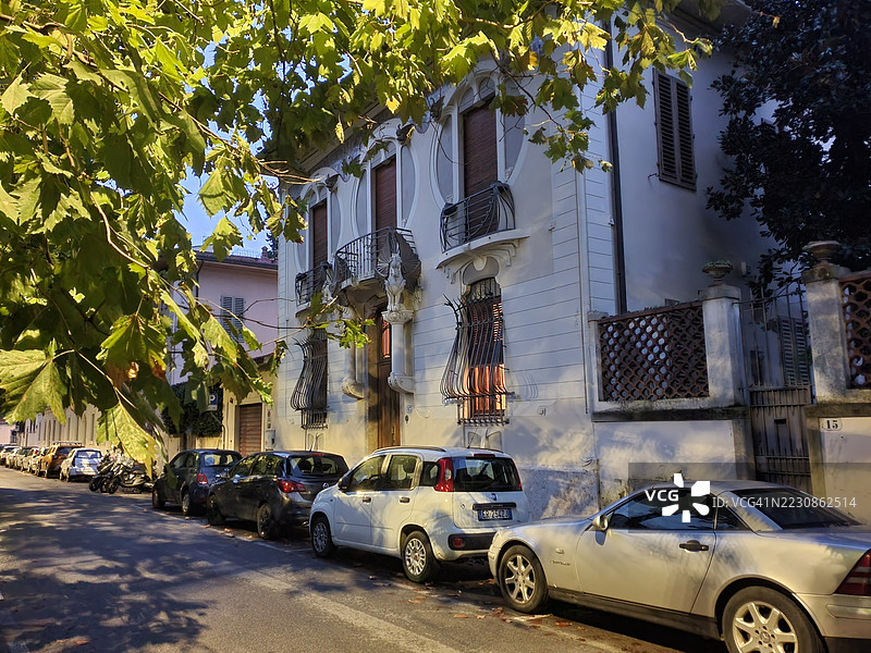 意大利佛罗伦萨贝洛斯瓜尔达区的新艺术风格联排别墅街道图片素材