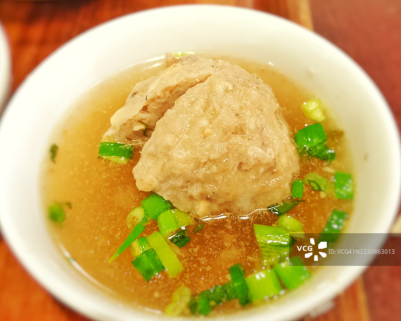 美味的肉丸汤配青葱，盛在白色碗中图片素材