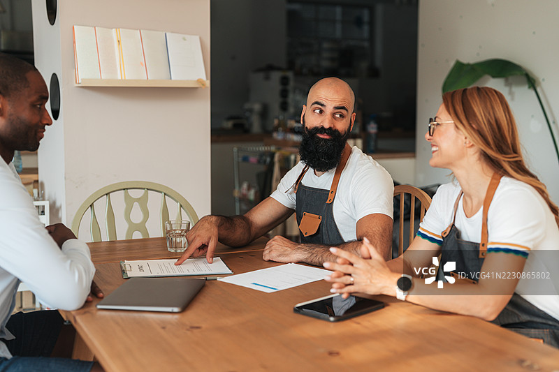 咖啡店老板与贷款专员会面图片素材
