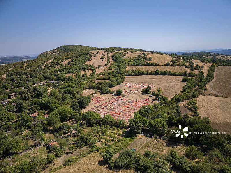 户外色彩斑斓的地毯市场，鸟瞰图图片素材