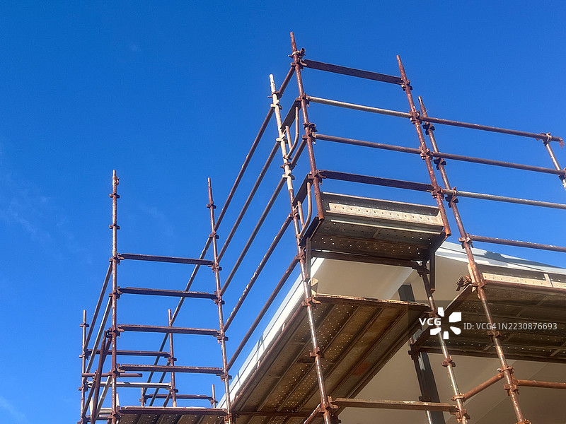 蓝天背景下孤立的建筑脚手架图片素材