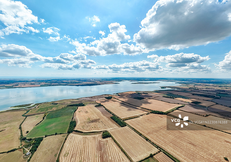 阳光明媚的田野图片素材