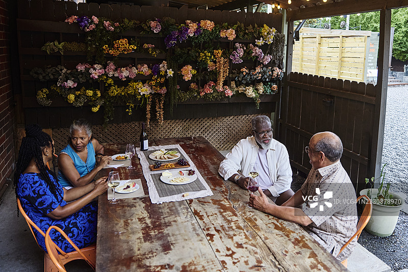 男女朋友在餐厅交谈图片素材