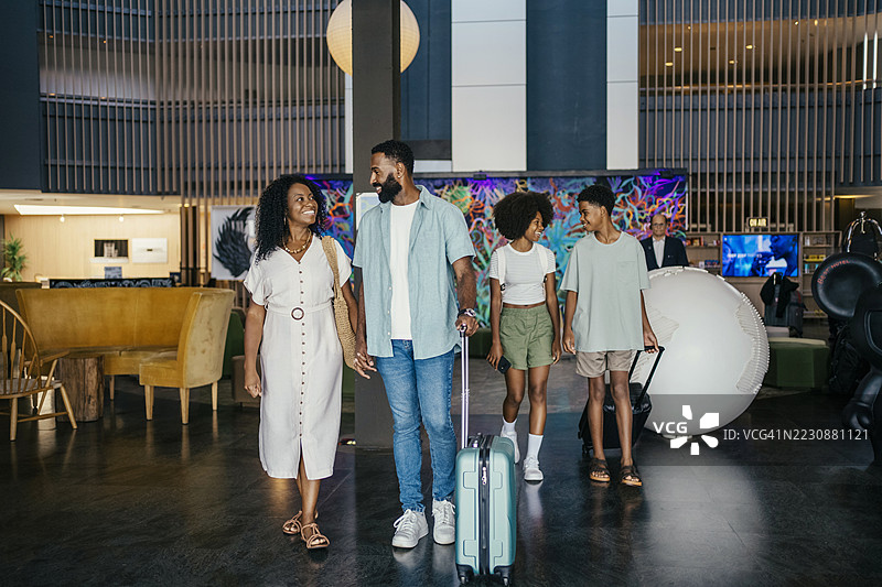 一家人度假到达酒店大堂图片素材